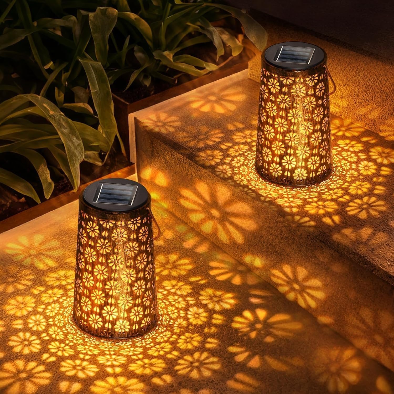 Lanternes Solaires Extérieures, 2 Lampes Solaires de Jardin en Métal LED Deco Jardin Exterieur, Imperméable Lumières Solaire Extérieur pour Patio, Balcon