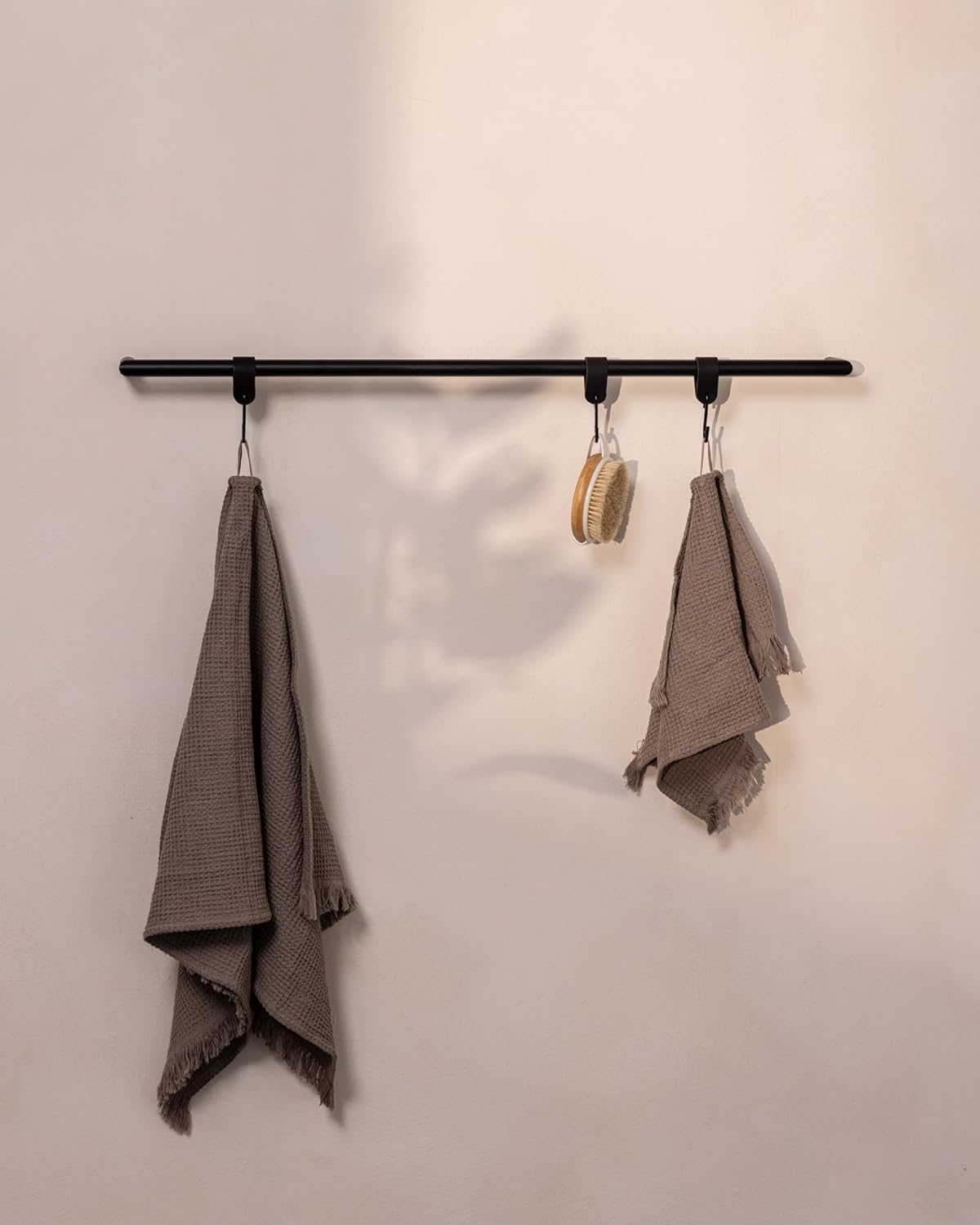 Metallbude Vana Porte-serviettes rond/noir, montage mural, tube en acier revêtu par pulvérisation, résistant aux rayures, aux chocs et aux chocs, 55 x 7 cm