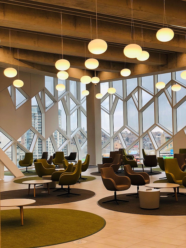 Élégance cristalline : la chaise napoleon transparente pour sublimer vos réceptions