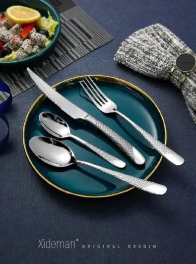 Couverts de table 24 pieces martelées avec couteau dentelé 2 en 1 ultra tranchant, menagere inox 18/10 6 personnes, set de couvert couteaux, fourchettes, cuillères - Argenté