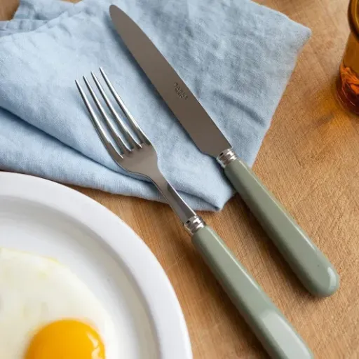 Test Sabre Paris Ménagère 24 pièces Pop Asperge : des couverts qui mettent un peu de couleur sur la table