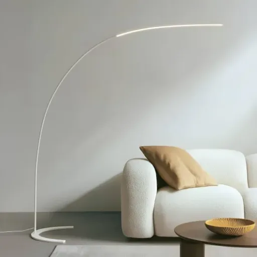 Test Lindby Danua : un lampadaire arc LED design, pratique mais avec un gros boîtier qui gâche un peu tout