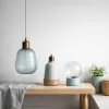 Verre soufflé, cuivre patiné, céramique : le retour des luminaires artisanaux