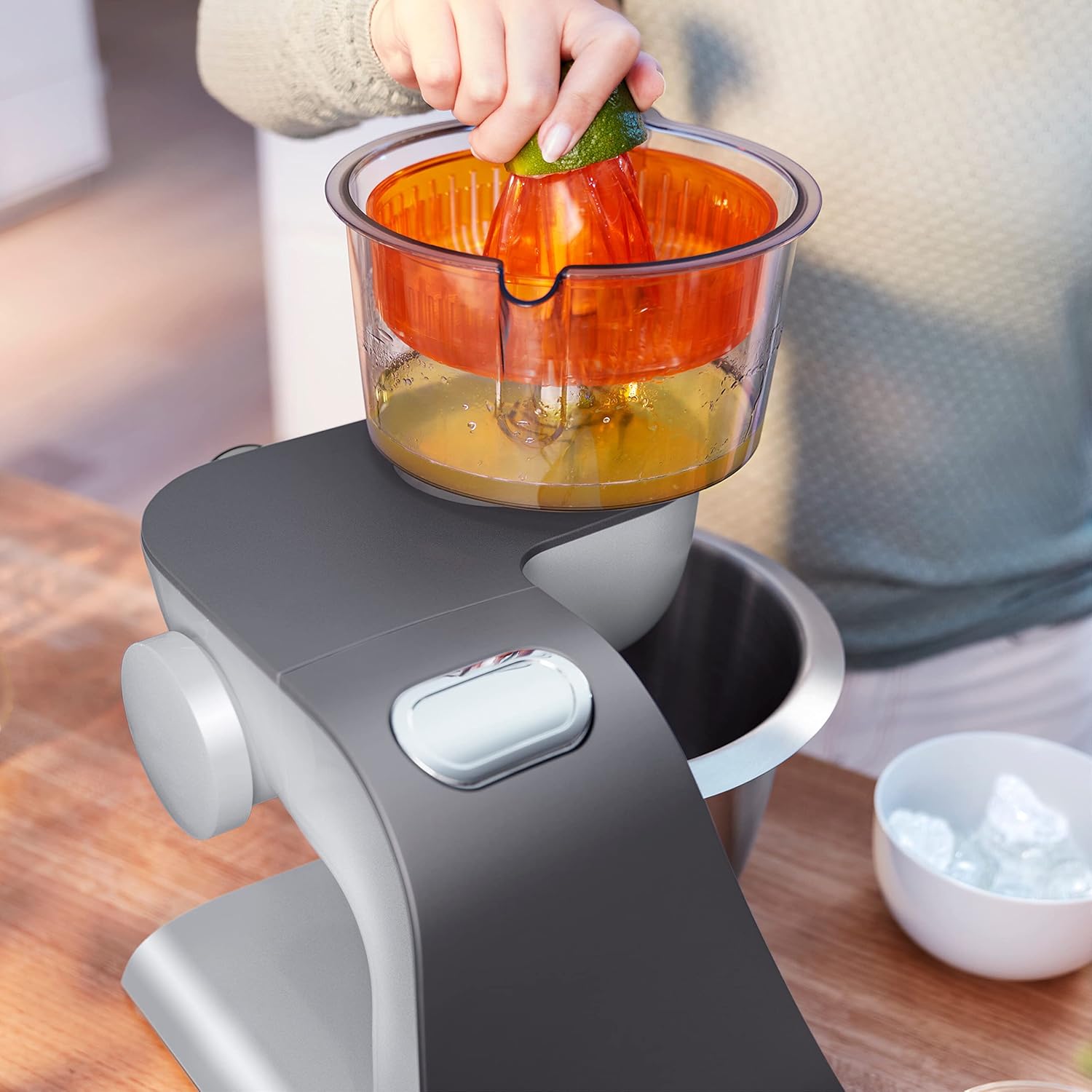 BOSCH MUM56340 Série 4, Robot pâtissier Styline, 900 W, bol mélangeur, 7 vitesses + turbo, Kit d'accessoires pâtisserie, Argent