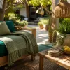 Vivre dehors cet été : les bons accords mobilier, lumière et textile pour la terrasse