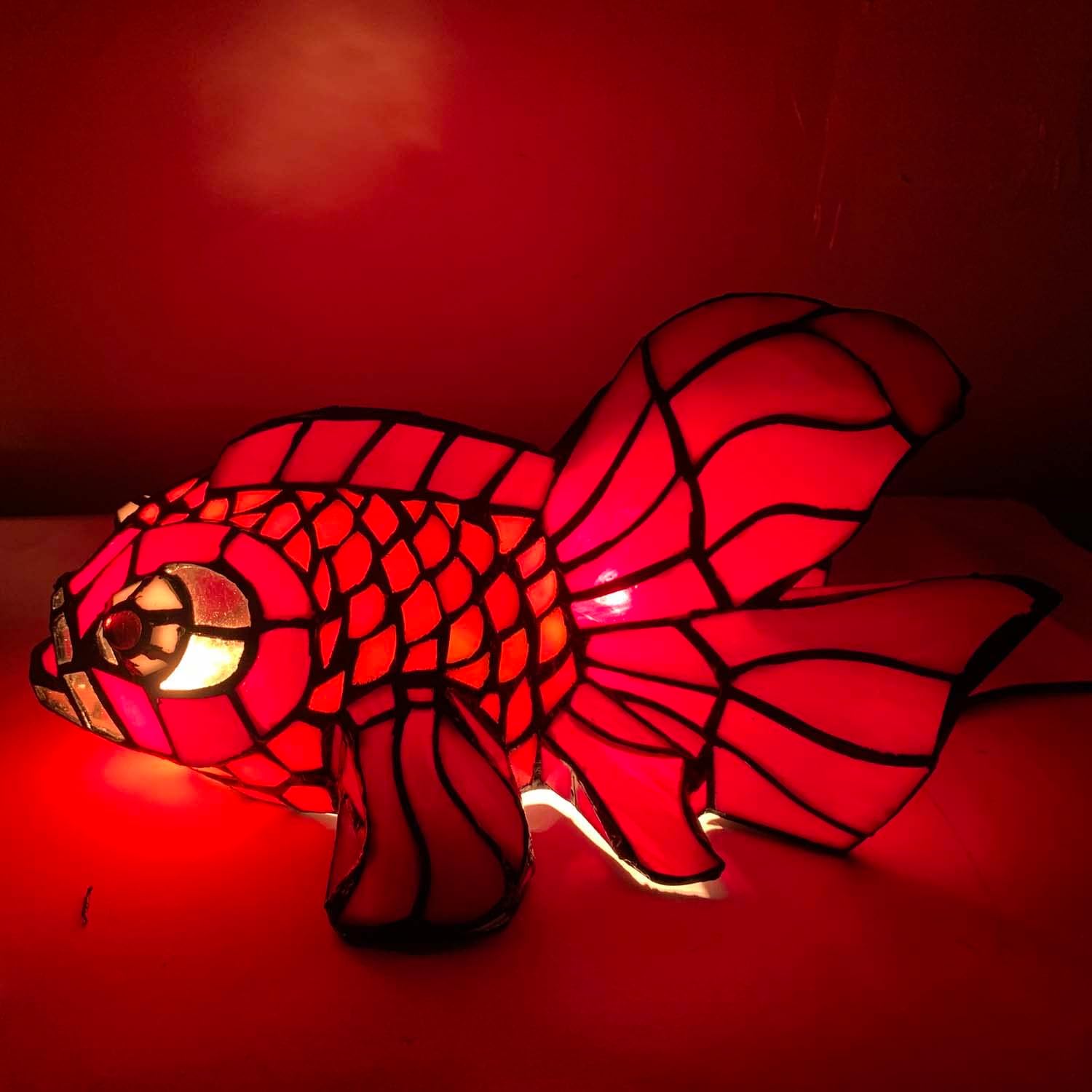 Lampe de table décorative en vitrail style Tiffany avec motif de poisson pour la décoration intérieure - (Poisson rouge)