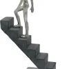Test Figurine décorative « Monter en Haut » : une petite statue motivante qui fait le job sur un bureau