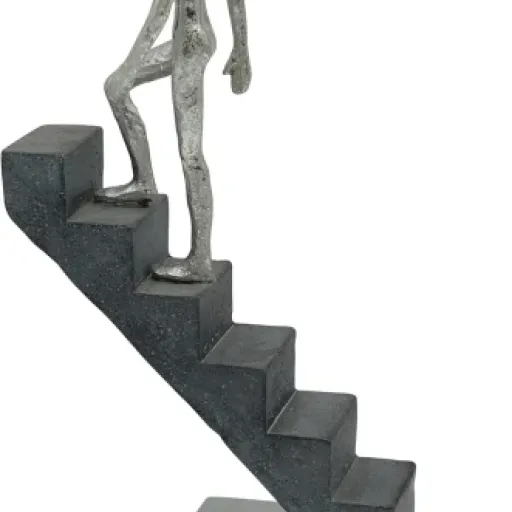 Test Figurine décorative « Monter en Haut » : une petite statue motivante qui fait le job sur un bureau