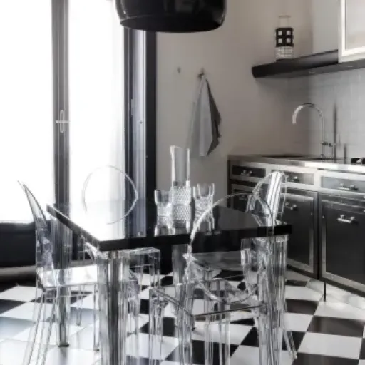 Test Kartell Victoria Ghost : la chaise transparente qui mise tout sur le look