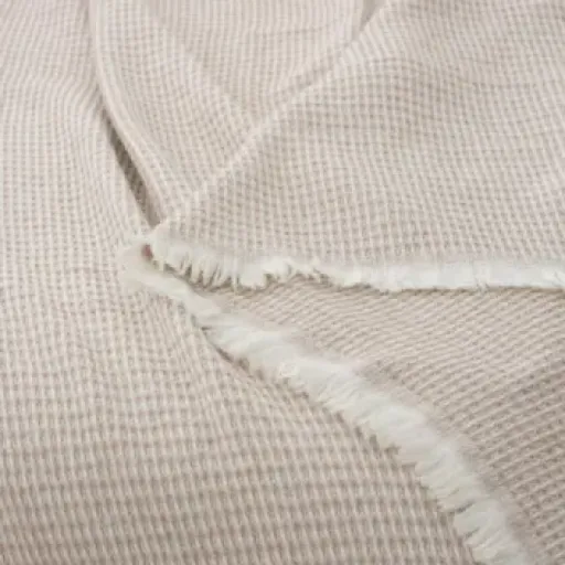 Test Todocama Manta GOFRE : une couverture en coton simple, efficace et un peu pelucheuse au début