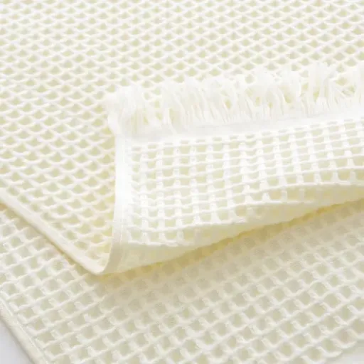 Test Couverture en coton gaufré 89 x 178 cm : le petit plaid léger qui fait le job sur le canapé