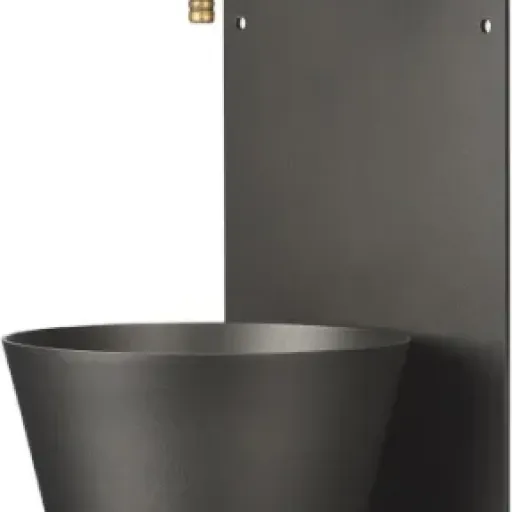 Test Brunnen mit Mauer aus Eisen : la petite fontaine murale anthracite qui fait le job sans chichi