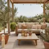Éclairer sa terrasse l'été : le bon dosage entre bornes, guirlandes et lanternes